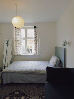 1 bedroom, desk, WiFi