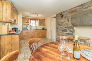 Fridge, microwave, oven, stovetop - Bwthyn-Betws | Character Holiday Cottage With Mountain Views (Ynys)