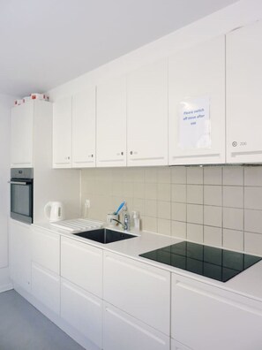 Oven, cookware/dishes/utensils