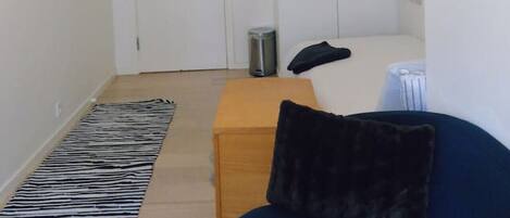 1 bedroom, desk, WiFi, bed sheets