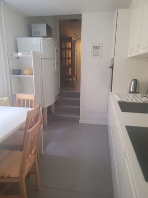 ثلاجة، ميكروويف، فرن، موقد طهي مسطح