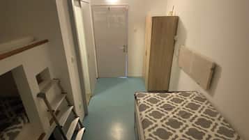 Habitación triple económica | Wifi gratis y ropa de cama