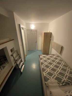 Economy Triple Room | Free WiFi, bed sheets - Hostel Kantun (Punat)