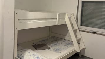 Habitación triple económica | Baño | Regadera, toallas, jabón, papel de baño