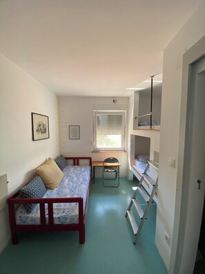 Economy Triple Room | Free WiFi, bed sheets