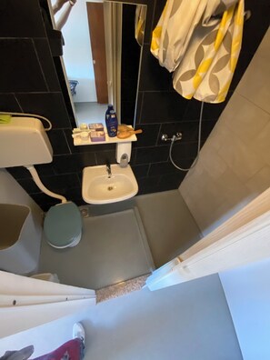 Economy Triple Room | Bathroom | Shower, towels, soap, toilet paper - Hostel Kantun (Punat)