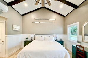 3 bedrooms, desk, iron/ironing board, travel cot