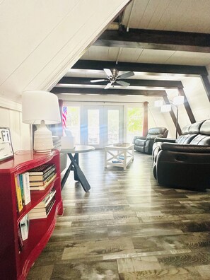 Smart TV, books - Family Retreat at Kentucky Lake • Float On Inn • A-Frame • Pets Welcome (Springville)