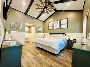 3 bedrooms, desk, iron/ironing board, travel cot - Family Retreat at Kentucky Lake • Float On Inn • A-Frame • Pets Welcome (Springville)