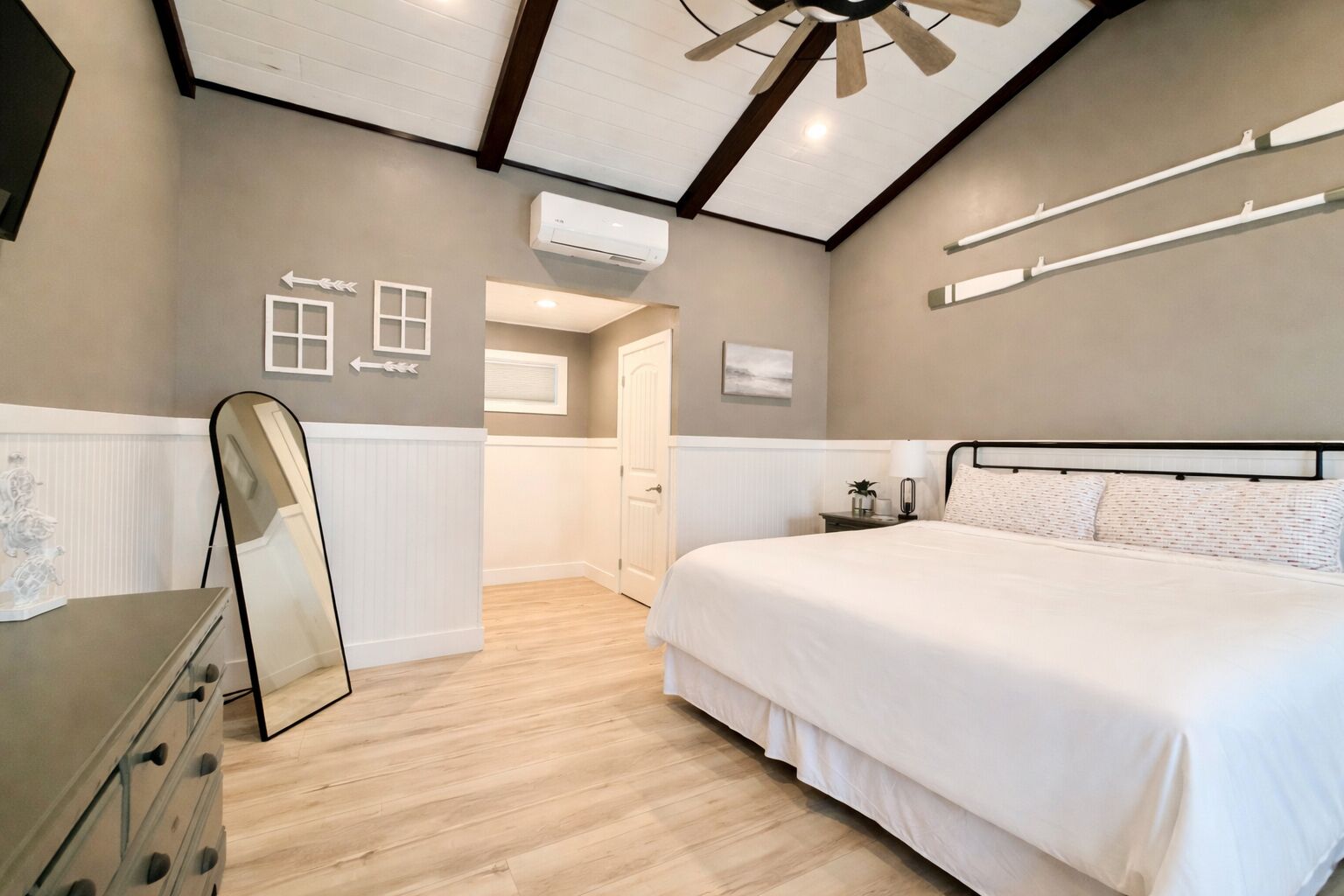 3 間睡房、書桌、熨斗/熨衫板、可攜式嬰兒床