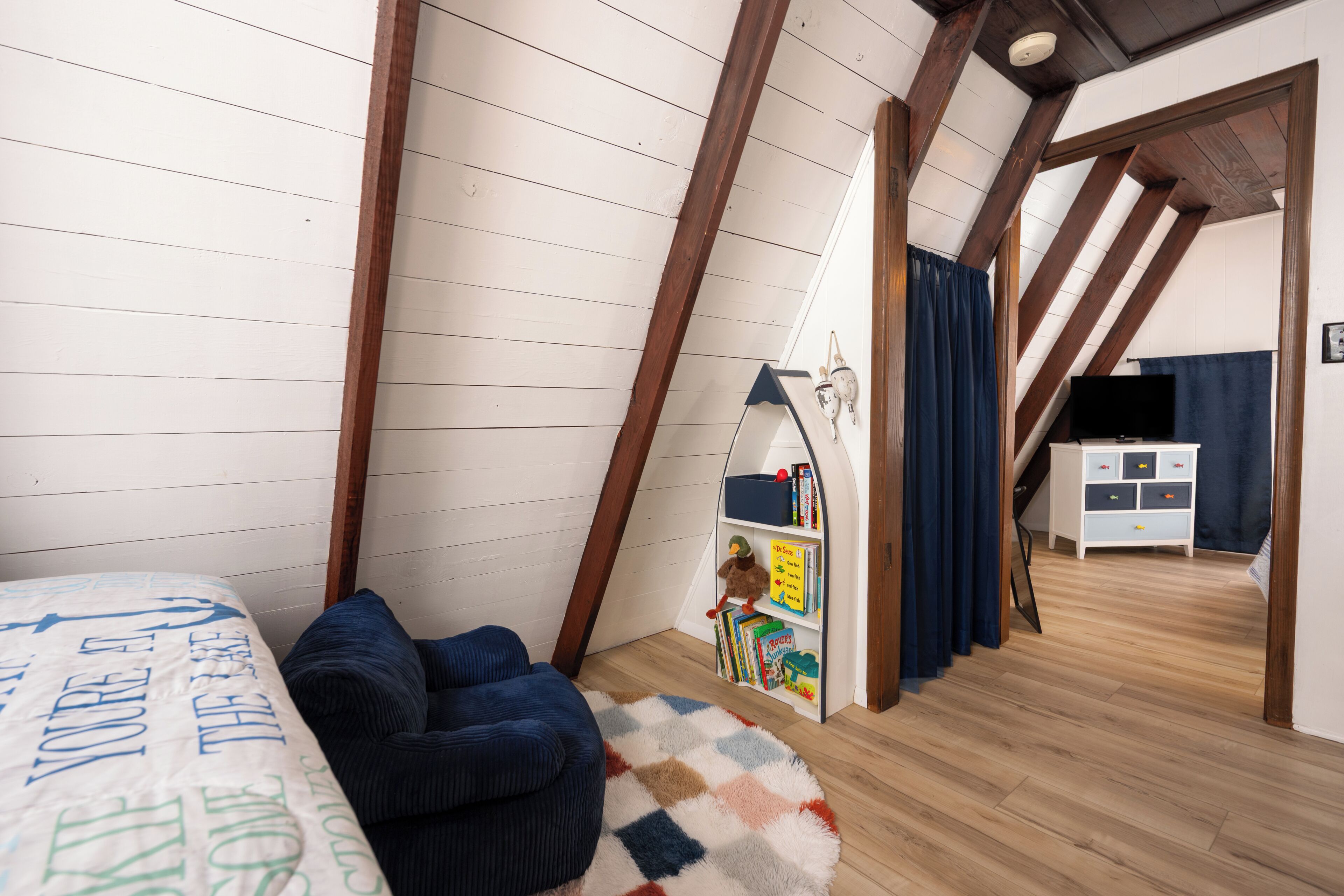 3 slaapkamers, een bureau, een strijkplank/strijkijzer, reisbedje