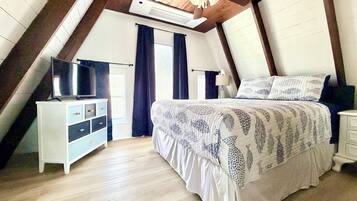 3 sovrum, skrivbord, strykjärn/strykbräda och resesäng