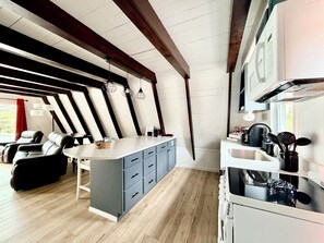 Fridge, oven, stovetop, dishwasher