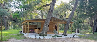 Glamping with A/C bedroom and luxury bath near UF and Springs