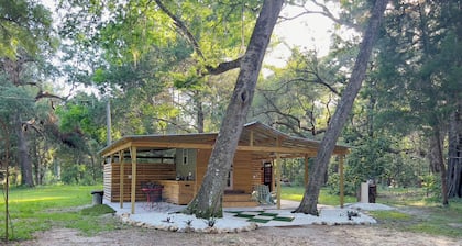 Glamping with A/C bedroom and luxury bath near UF and Springs