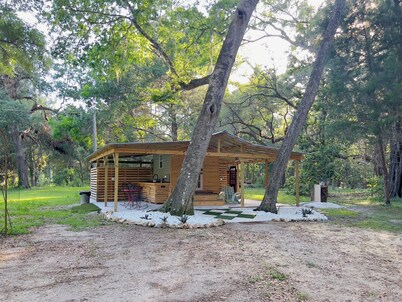Glamping with A/C bedroom and luxury bath near UF and Springs