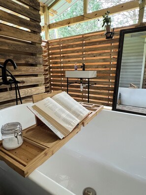 Serviettes fournies, savon, papier toilette
