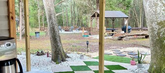 Glamping with A/C bedroom and luxury bath near UF and Springs