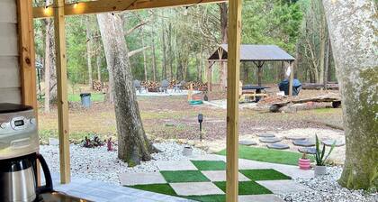 Glamping with A/C bedroom and luxury bath near UF and Springs