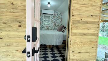 1 bedroom, bed sheets