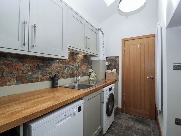 Dishwasher, cookware/dishes/utensils