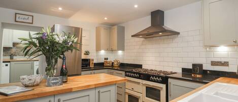 Lave-vaisselle, batterie de cuisine, vaisselle et ustensiles