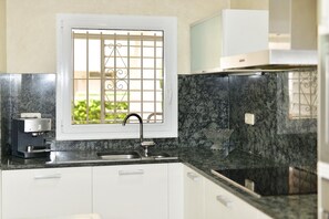 Kühlschrank, Mikrowelle, Ofen, Geschirrspüler