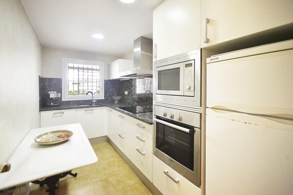 Kühlschrank, Mikrowelle, Ofen, Geschirrspüler