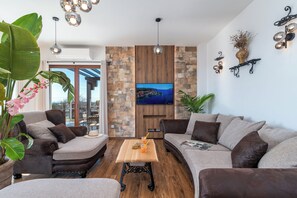 Smart TV, caminetto, videoteca