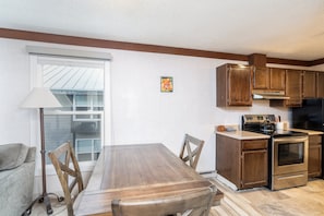 Condo, 1 quarto | Cozinha privada | Geladeira, fogão, cafeteira/chaleira