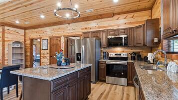 Cabin, Multiple Bedrooms | Private kitchen