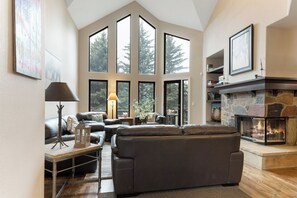 TV connectée, cheminée, lecteur de DVD, table de tennis de table