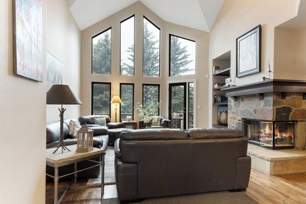 Smart-TV, Kamin, DVD-Player, Tischtennisplatte