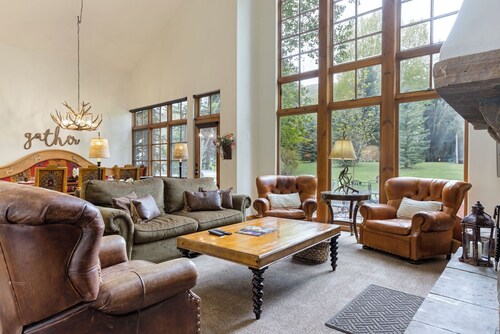 193 Enclave with Private Hot Tub, Pool (Summer Only), Wood Fireplace, BBQ