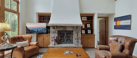 テレビ、暖炉、DVD プレーヤー、書斎 / ワークスペース