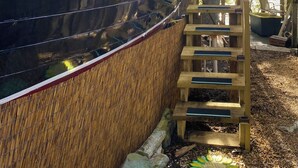 Un bote de madera con una escalera que lleva a una cubierta techada.
