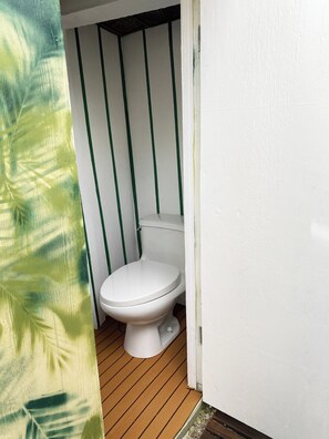 Toallas, jabón, shampoo, papel de baño 