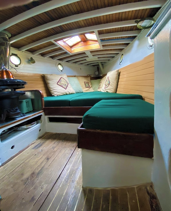 Iron/ironing board, free WiFi, bed sheets