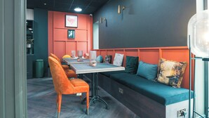 Un interior moderno con zona de comedor, sofá y una mesa.