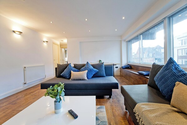 Apartamento, vista para a cidade | Área de estar