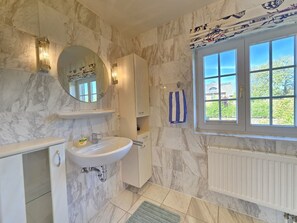 Shower, hair dryer, towels, soap - Vacation apartment Syltperle Wenningstedt - Comfortable vacation apartment Syltperle with (Wenningstedt-Braderup (Sylt))