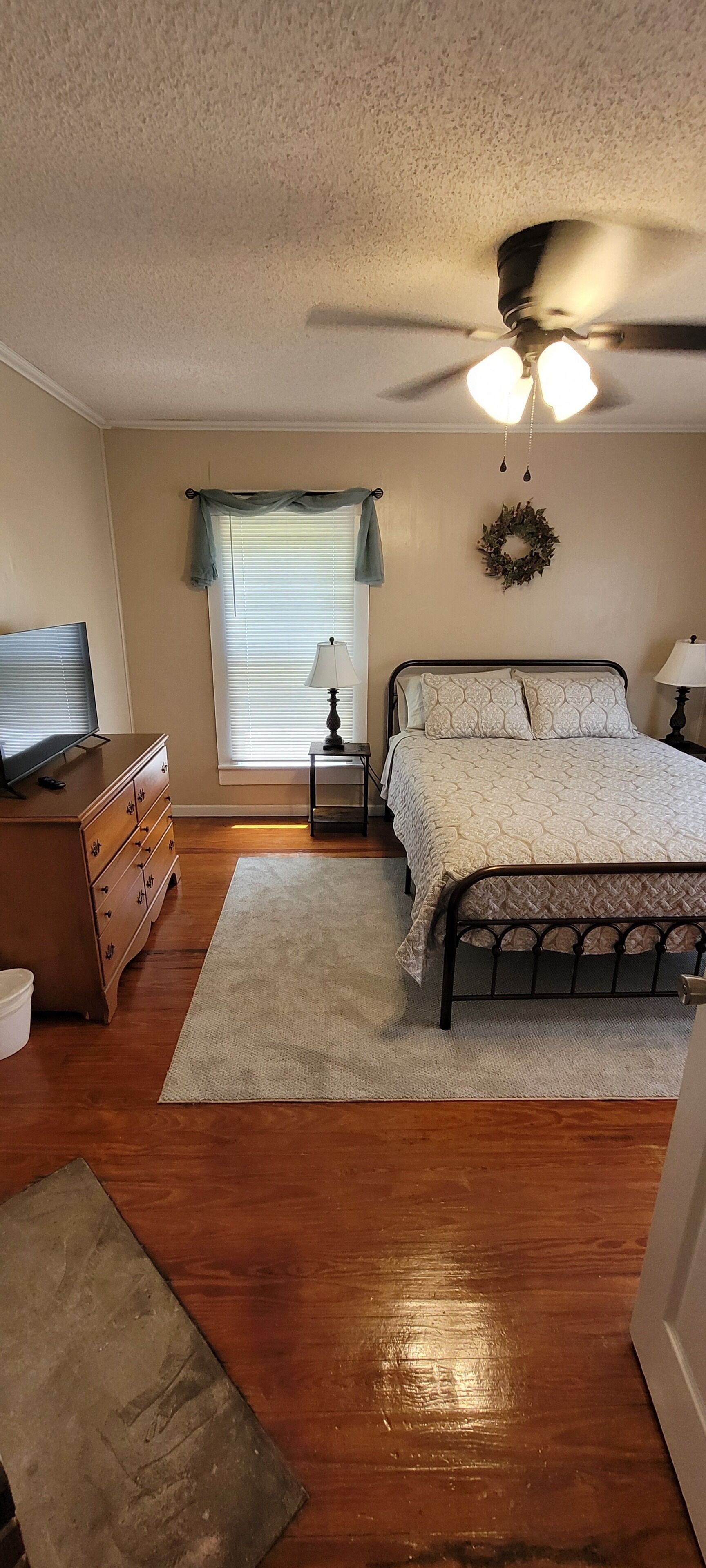 3 bedrooms, iron/ironing board, WiFi, bed sheets