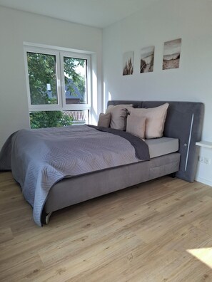 3 عدّة غرف نوم ومكواة/لوح كي وواي  فاي مجانًا وملاءات أسرّة