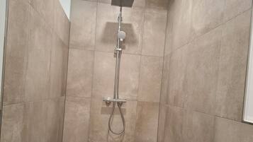 SĂšche-cheveux, serviettes fournies, savon, papier toilette