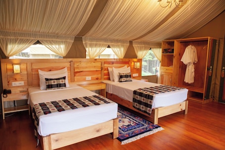 Escritorio, espacio para trabajar con laptop y wifi gratis