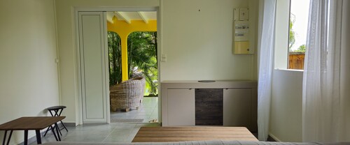 Private, beautiful 2-BR house in landscaped tropical garden, walk to beach/shops