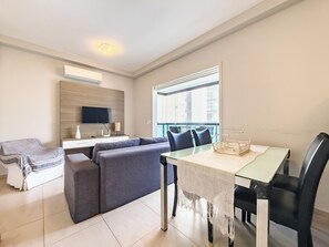 Dining - Beach Apartment - Air Conditioning and Barbecue (Guarujá)