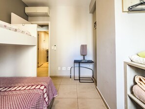 2 bedrooms, free WiFi - Beach Apartment - Air Conditioning and Barbecue (Guarujá)