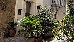 A two-story building with balconies, potted plants, and a staircase. - Casuzza at the Dome with a Sea View, within walking distance of the Cathedral! (Agrigento)