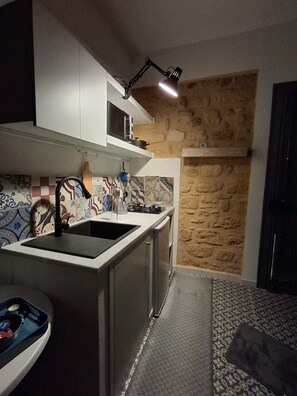 Réfrigérateur, four à micro-ondes, surface de cuisson